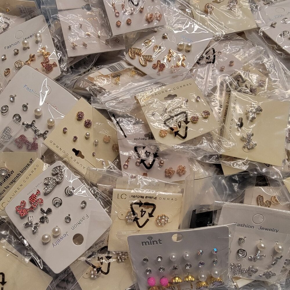 25 Pairs of earrings, New Packaged on cards - Picture 2 of 10